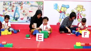 Lomba Menyusun Lego Raksasa dan Robot Lego Berantem (Uart Creativ Kids)