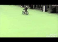 Robot naik sepeda.. Wow...
