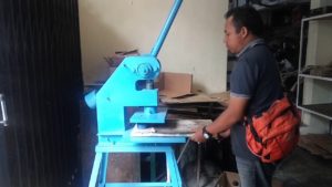 Cara menggunakan mesin pond manual untuk potong berbagai bahan