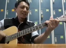 Frustasi belajar gitar. Selalu teriak tak bisa, tapi teman-temannya banyak yg memberi semangat.