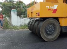 Road Work Asphalt SAKAI TS200 Pneumatic Tire Roller Compacting Hot Mix