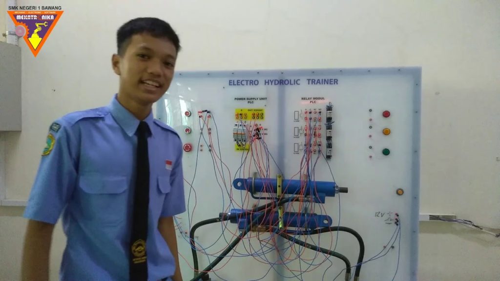 Siswa Smk Jurusan Teknik Mekatronika Sedang Praktik Elektro Hidrolik Teknik Mekatronika