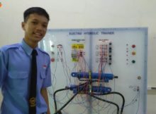 Siswa SMK Jurusan Teknik Mekatronika sedang Praktik Elektro Hidrolik